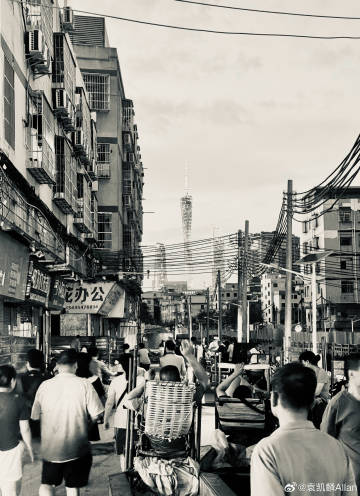 在赤岗的街道上人流熙熙攘攘。他们口中讨论的不是特朗普的访华行程，就是空...