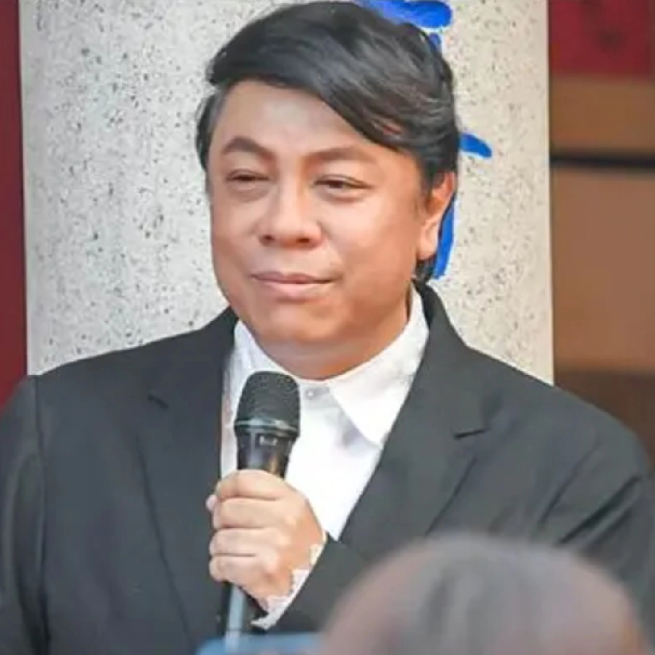 突然看懂了蔡康永这个人，
在内地火了十几年，
靠着高情商的人设捞金无数，很多人都不知道，他跑去了分裂分子的造势现场。
 
一场竞选造势大会，本来不会闹这么大，但蔡康永亲自坐到前排，还挥起了应援棒。
 
他祖籍浙江宁波，祖上本就是大陆过去的，根本来就在这边，可他偏偏坐到顽固分裂分子的会场。
 
火了大