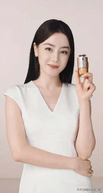 迪丽热巴现在是不是不太抗老？网友说是维族这个年纪女性的普遍长相，但娜扎就不这样