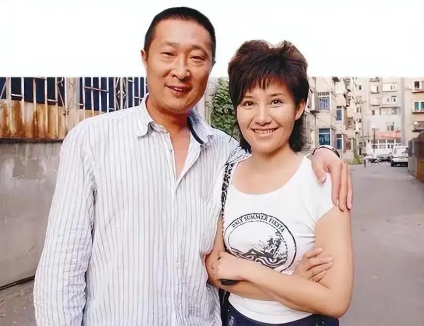 他长了一张“连保安都嫌丑”的脸，却娶了军艺校花，让白富美甘愿住30平米小屋、放弃演戏给他当后盾。从打杂十五年熬到春晚常客，林永健凭什么逆袭？看完他和周冬齐的故事，就懂了。

那三十平米的小屋里，连张像样的床都摆不下。墙皮有点脱落，窗户关不严实，冬天漏风。但周冬齐没抱怨过。她白天跑剧组，晚上回来就着那