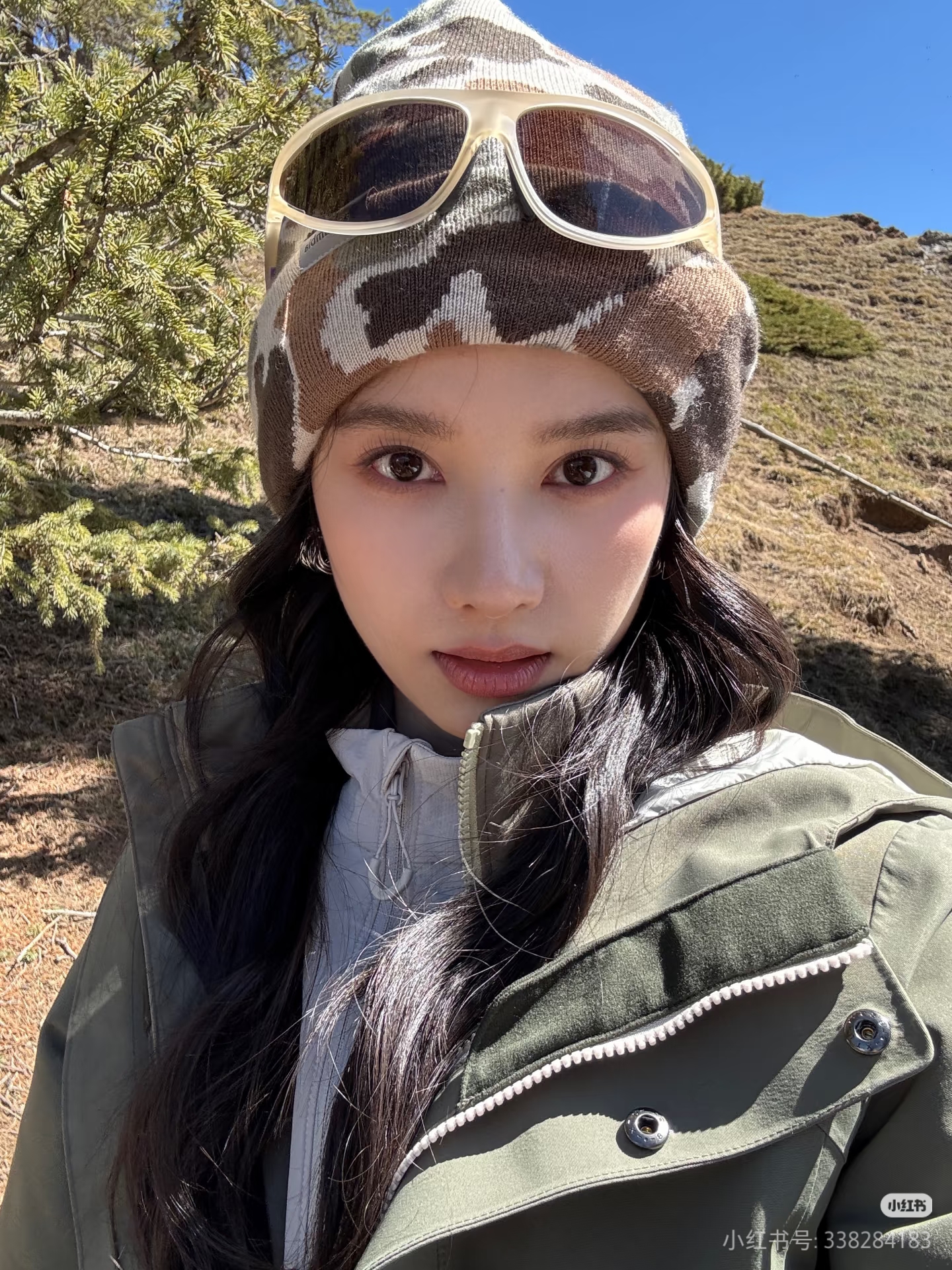 演员张婧仪分享美照并配文：
🤎💚
又见雪山🏔️

＃户外  ＃日常随拍 ＃影视明星
（你喜欢张婧仪哪些影视剧？欢迎评论区留言）