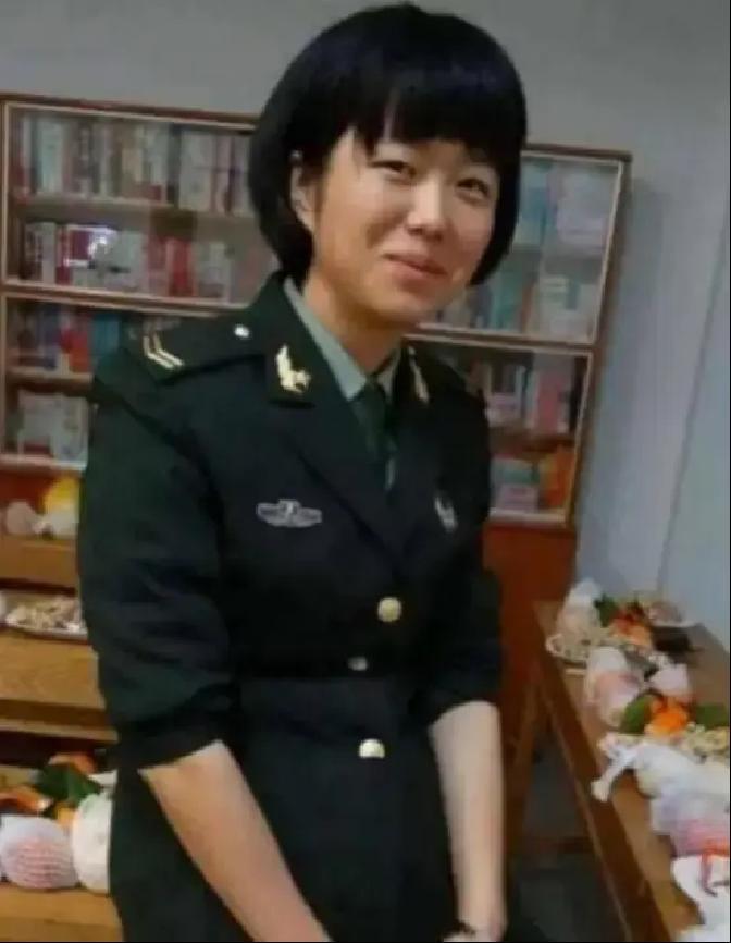 2019年，退伍女兵唐雪遭遇飞来横祸，一个身高1米9的大汉手持凶器，闯入她家中，恶狠狠地要取她性命，为了自保，将身高1米9的大汉杀死，当被以故意杀人罪抓捕时，她委屈道：&34;一个歹徒拿刀上我家，并且扬言要杀我，一个弱女子怎么做才属于正当防卫呢？&34;
 
主要信源：（环球网——丽江“反杀”案死者家属：若对方