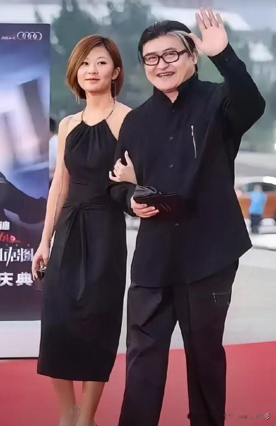 说不定人真的有说不清道不明的预感。去年10月刘欢急急忙忙给女儿办了婚礼，事前半点儿风声都没漏，消息突然传出来的时候，大伙只觉得意外，现在回头想想，心里头各种滋味搅在一块儿，说不出的难受。

那时候刷到这条新闻，好多人只觉得刘欢向来不爱追名逐利，不爱张扬，谁也没往深了想，只当这就是他一直以来的做事性子