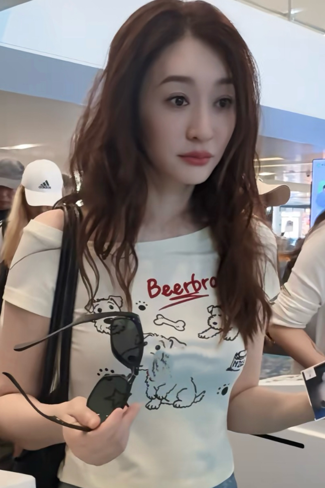 李小冉机场生图被拍，眼角细纹、眼袋清清楚楚，网友说她“一脸苦相”。三个月前《乘风2026》里冷白皮、被叫“老公姐”的她，完全两个样。机场顶光加原相机，圈里公认的“照妖镜”。她刚忙完成团录制，代言排到9个，13号北京飞杭州，14号杭州返京，连轴转的人眼周能好到哪去？眼周皮肤最薄，50岁有细纹眼袋是生理