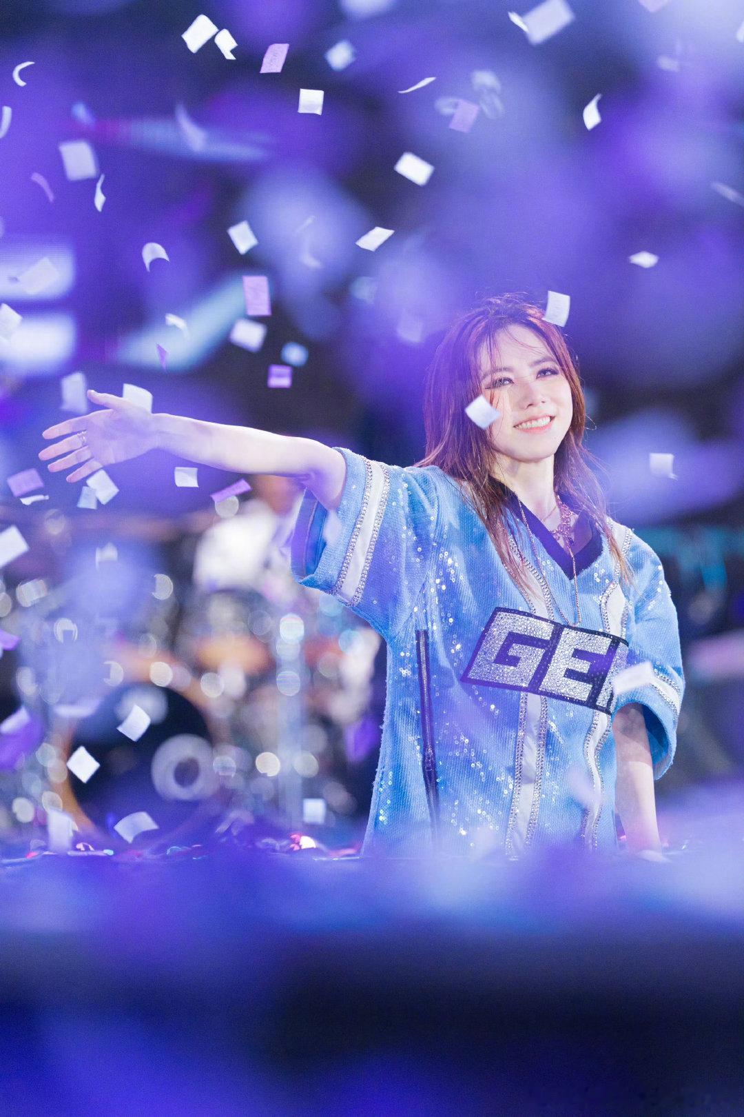 dzq#邓紫棋# dzq#邓紫棋华女一#  

“我不需要更好的选择 我的心只为你停留” ​