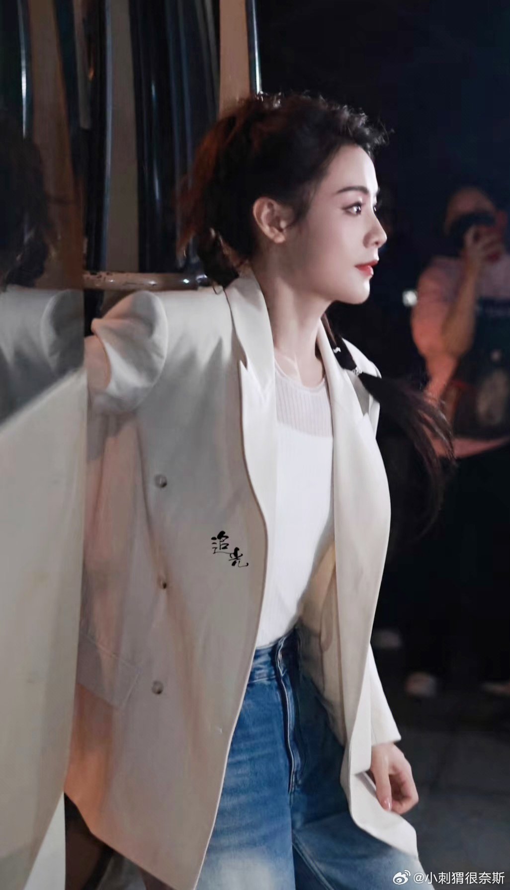 #陈丽君[超话]##陈丽君生理期吃止痛药滚三层楼梯#[鼓掌] #陈丽君被比作年轻的红线女# 

 其实晚安这个词挺厉害的，它是我从早上到晚上一天所见到的所有不能和你分享的人和事的总结。
​