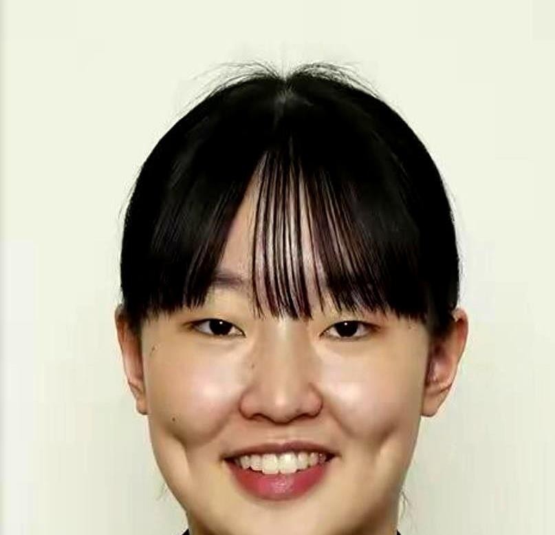 同一个四川爸妈生的，张本兄妹一开口却像隔了一代人。哥哥张本智和暂停时一口地道四川话跟老爸商量战术，妹妹张本美和却全程日语，连采访都很少说中文。差别在哪？哥哥2014年入籍时已经11岁，中文底子早打牢了；妹妹2008年出生在日本仙台，从上学到打球全是日语环境，中文只剩回家跟爸妈说几句。有人觉得可惜，我
