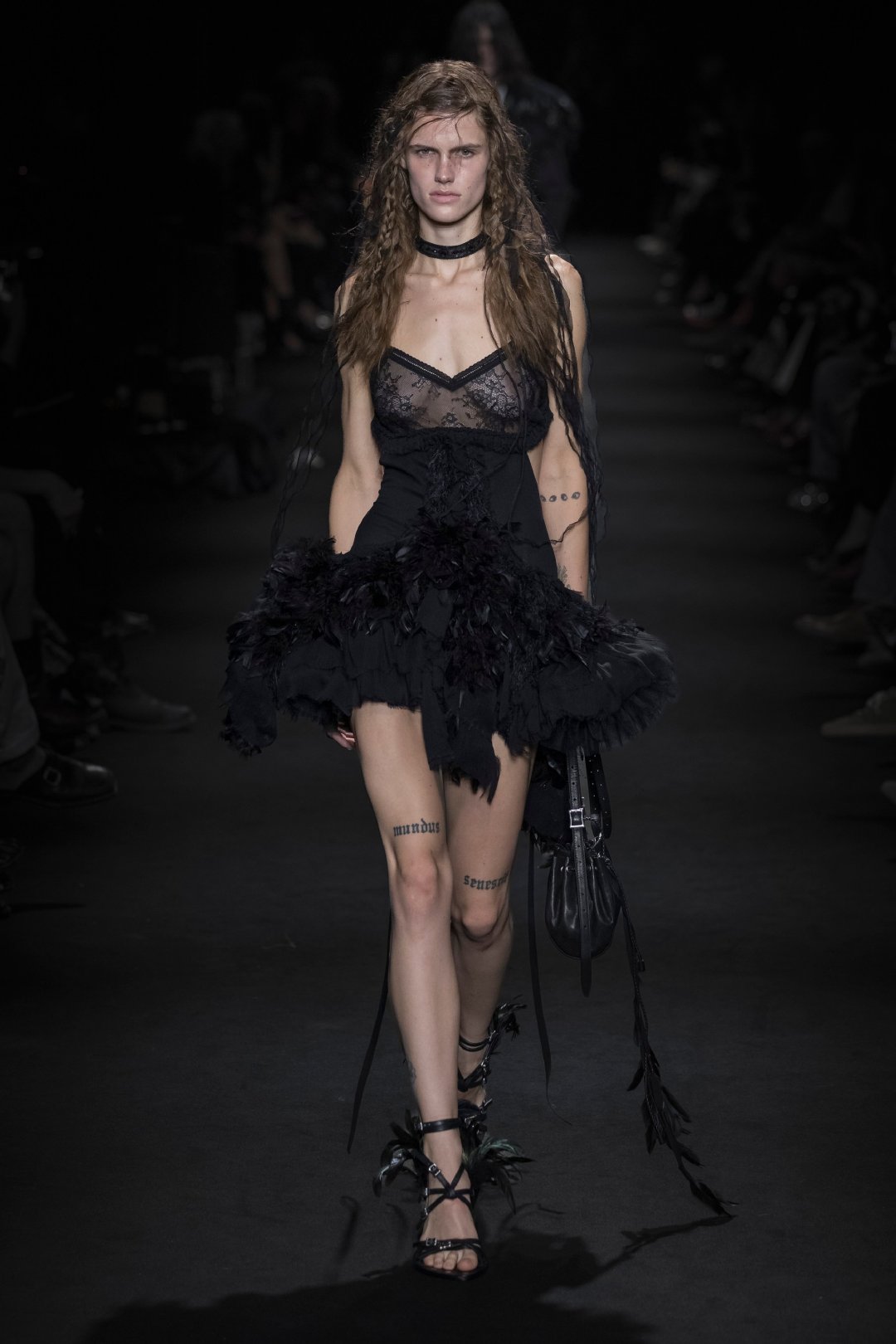 Ann Demeulemeester Spring/Summer 2027

哥特浪漫 

#大秀直击# #时装周# #巴黎时装周# ​