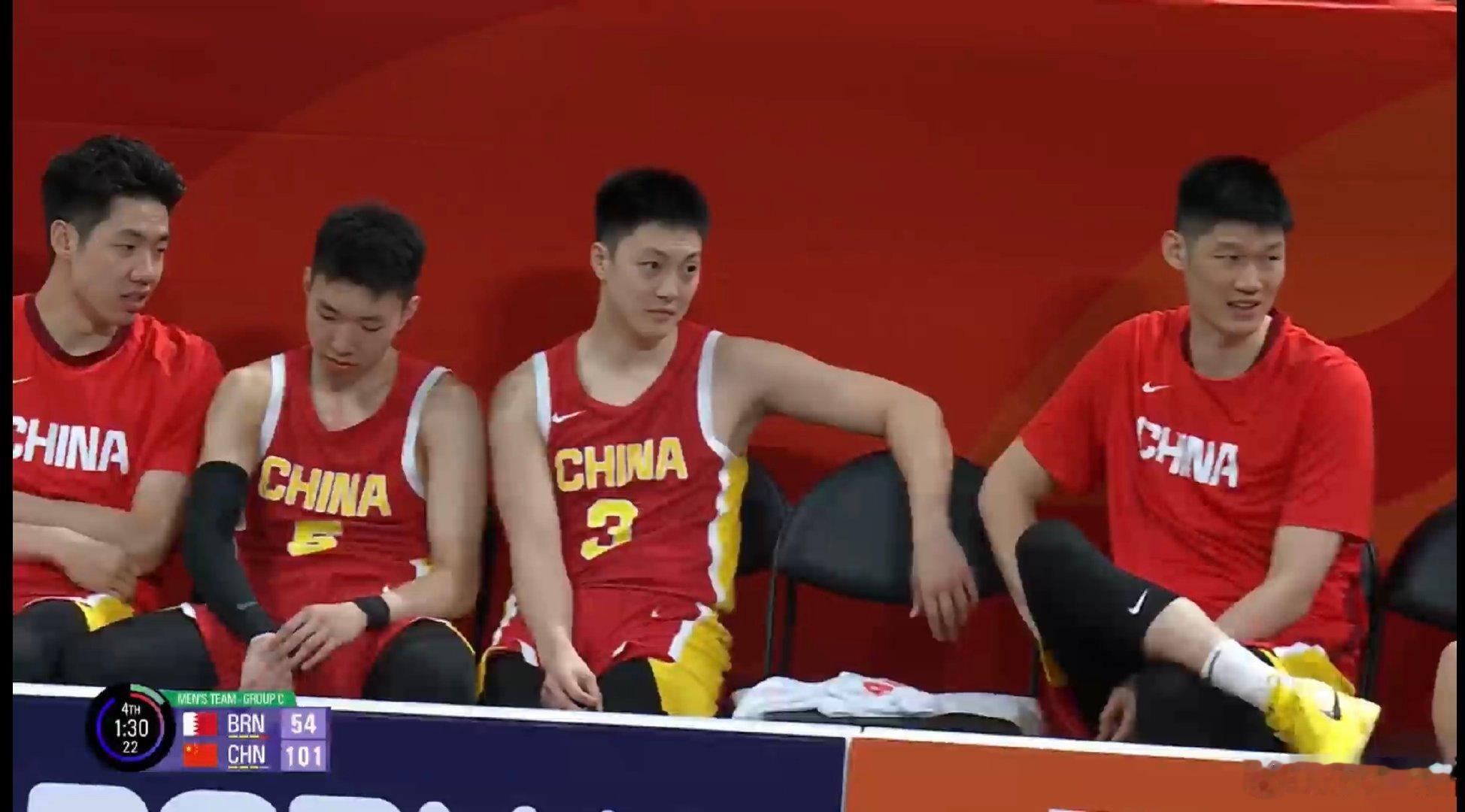 中国男篮亚运会第二场小组赛
轻轻松松获取一场胜利，导播的镜头语言还是有水平[点赞]
#中国男篮##胡金秋##胡明轩# ​