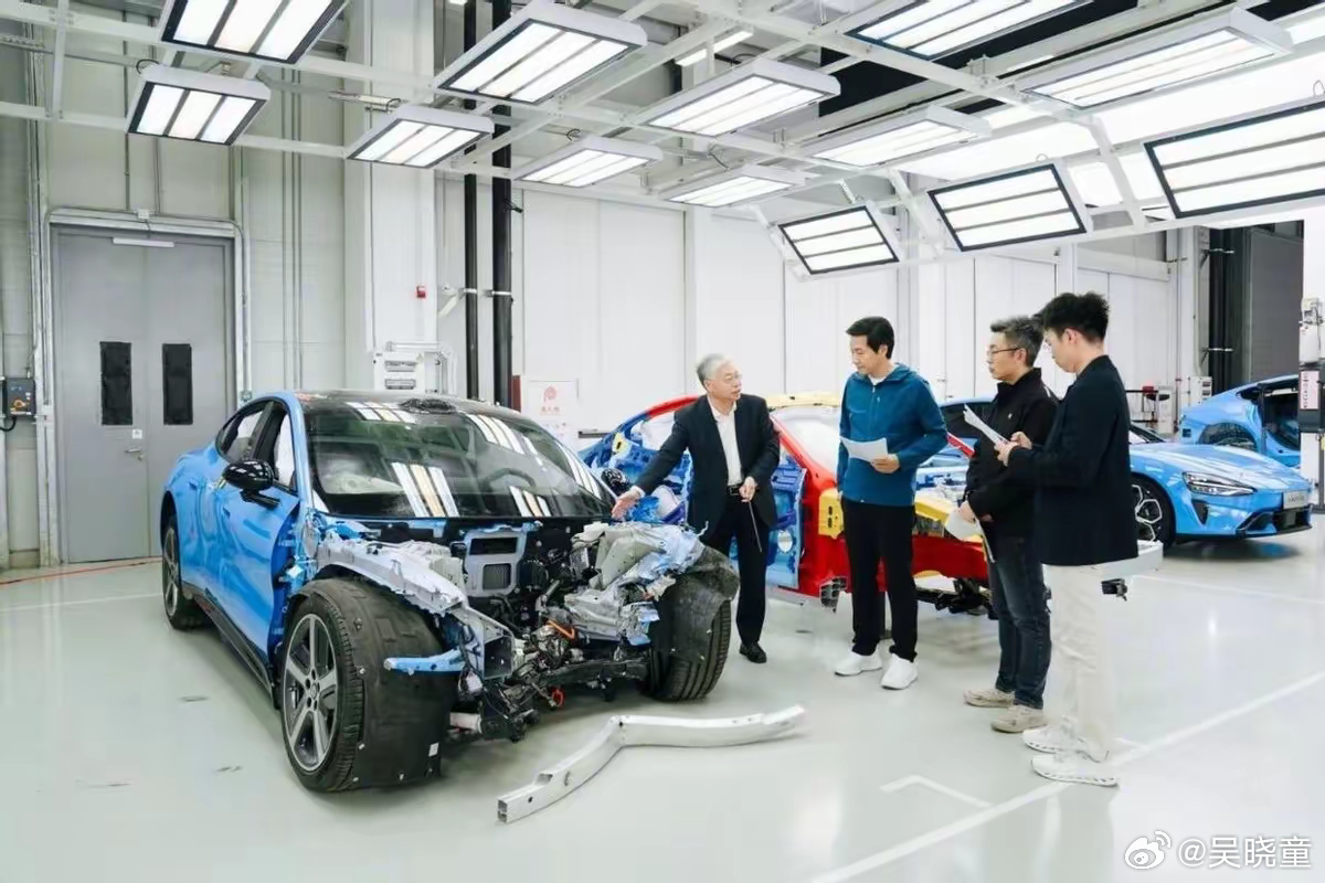 #岚图高管称拆新车不算本事# 拆新车不如拆老车？我觉得各有好处吧，新车拆解主要还是看看用料厚道不厚道，然后大家再做出选择。

拆老车除了用料之外，还要看各个零配件的设计、耐久性怎么样，很多老牌车企在耐久度的设计上肯定更有优势。

其实现在有不少人在讨论，汽车到底是快消品还是耐用品，如果 ​