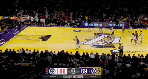 半场结束，湖人69-66快船，如何评价？<br /><br />詹姆斯...