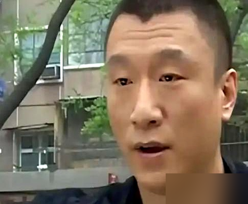 当年拍《征服》，剧组穷到投资人半道跑了，导演高群书兜里就剩420万。
孙红雷演刘华强，片酬一集1000块，20集拍完到手2万。那会儿陆毅拍《永不瞑目》，新人价都2000一集。
结果剧火了，台词封神了，刘华强成符号了，孙红雷靠这角色翻身了。可钱呢？最大那块蛋糕，早被版权方和发行端切走了。
演戏的