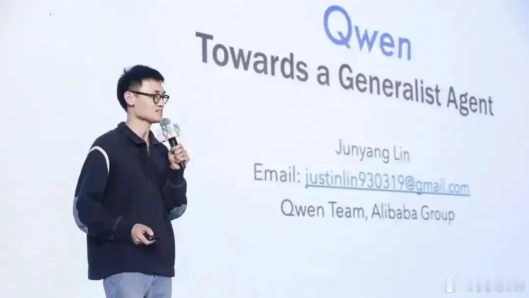 前阿里巴巴千问大模型负责人林俊旸，创办AI实验室，并完成首轮融资。
其中，红杉中国、高榕创投各出资1亿美元领投，腾讯2000万美元跟投。
一家没有产品、没有营收、甚至连名字都还没公布的公司，首轮估值20亿美元，约合人民币135亿元。
放在几年前，这一幕不可想象。
过去两个月，创投圈里都在打听林俊 ​