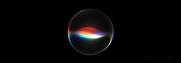 【#苹果SiriAI或可切换Claude与ChatGPT#】最新的iOS 27和macOS Golden Gate测试版中，有开发者发现了大量与Siri AI替代方案有关的代码。相关代码显示，苹果似乎已经为Siri AI预留了较为完整的模型替换机制，未来用户或许可以根据自己的需求，在Siri AI与Claude、ChatGPT等其他人工智能模型之间进行选择 ​