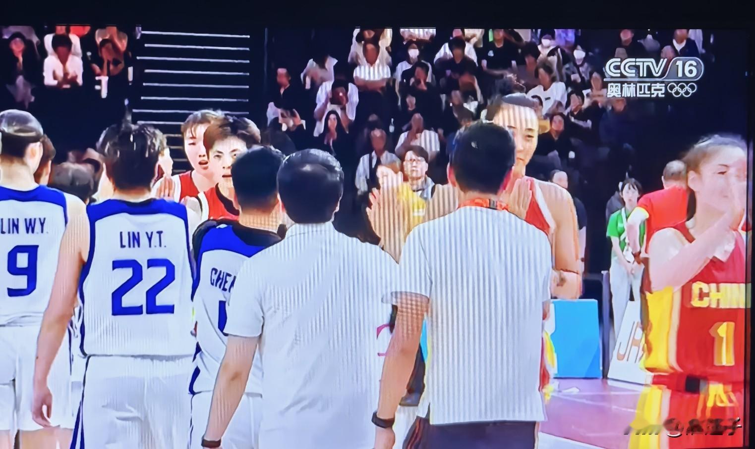 2026名古屋亚运会女篮铜牌战
 
中国女篮 77-64 中国台北女篮，拿下铜牌
 
时间：9月26日15:00，日本名古屋
主教练：宫鲁鸣
 
背景
 
半决赛中国队80-85惜败韩国女篮，无缘决赛，只能打三四名铜牌战。半决赛中国队三分13投0中，暴露外线短板，全队带着遗憾出战铜牌赛。
 
比赛进