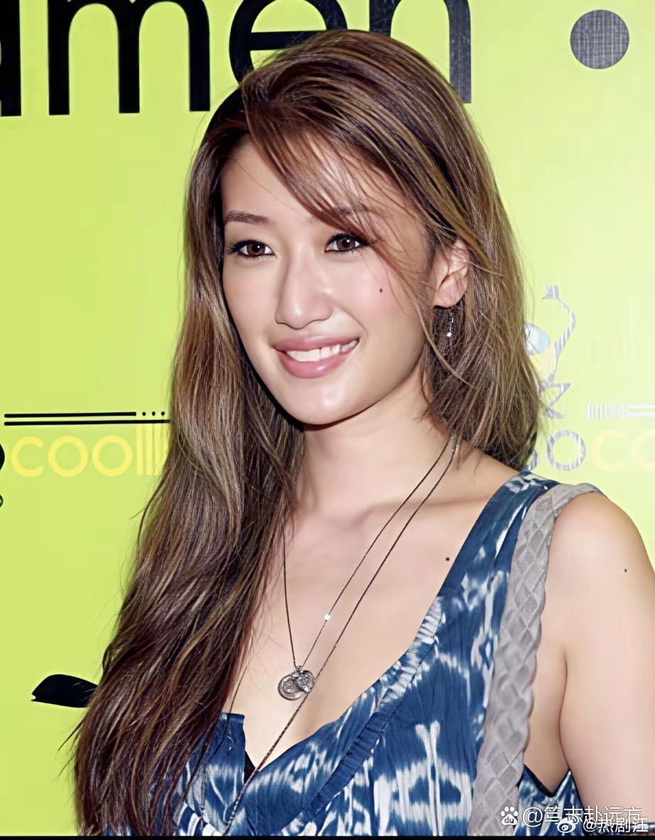神采飞扬的谢婷婷跟“人间水蜜桃”乐基儿走在一起，论颜值和气场，谢婷婷没有输。 ​