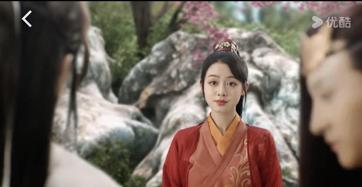 《微微一笑很倾城》真的重新上架了，改名《一笑倾城》，4K画质，肖奈的戏份都在。
但坏消息是，贝微微换脸了，换成了新人演员王朱悦。她自己也发文承认授权换脸，还道了歉。
说实话，看的时候总觉得哪里不对劲，明明剧情还是那个剧情，可就是很难代入。那种感觉挺奇怪的，说不上来，就是看着别扭。
经典角色在观众心里