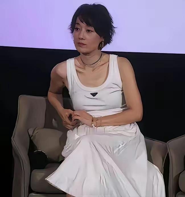马伊琍估计很难再嫁了！
原因很简单，
不是没人馋她的身子了，而是现在的她早就不需要婚姻了。
刷到《余红旧事》路透的时候都认不出她了，烫着乱糟糟泡面头，裹着旧棉袄，为角色特意增重，放下所有女明星的包袱，可塑性真的太顶。
好多网友在说马伊琍大概率不会再走进婚姻。不是没人欣赏她，是她早活通 ​