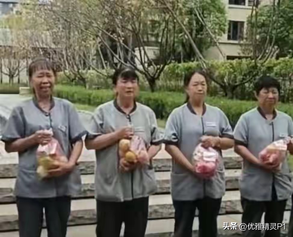 离谱！重庆物业中秋发礼，拍完照立马收回！
 
中秋临近，不少单位都会给基层员工准备节日福利，传递一份温暖，重庆秀山一家小区物业的操作，却让网友直呼大开眼界，妥妥的形式主义翻车现场。
 
9月23日，有网友曝光当地小区物业的迷惑操作，物业组织保洁人员手持中秋礼品整齐列队，专门拍摄福利发放现场画面。整套