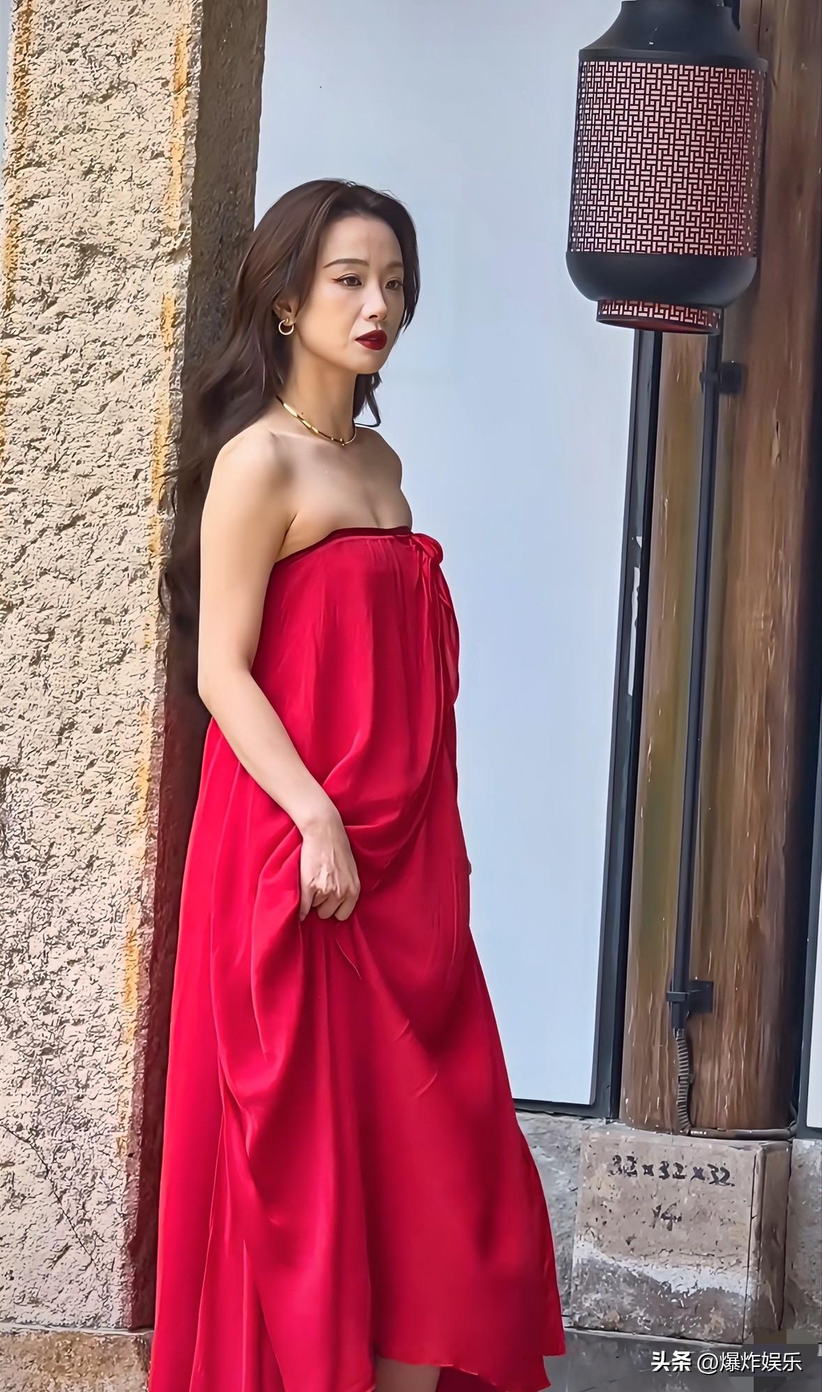 李梦这组生图，把“女明星”三个字撕碎了给你看。
红色抹胸裙，法令纹深得像刀刻的，副乳直接挤出来，没人修图。网友炸了，说造型师是不是跟她有仇。
可你翻翻她最近在干嘛？《兰香如故》里演大奶奶赵星棠，芦苇荡那场临终戏，全网哭成一片。访谈里她硬刚“耍大牌”传闻，说当年换苹果是怕穿帮，一个镜头都不肯糊弄。