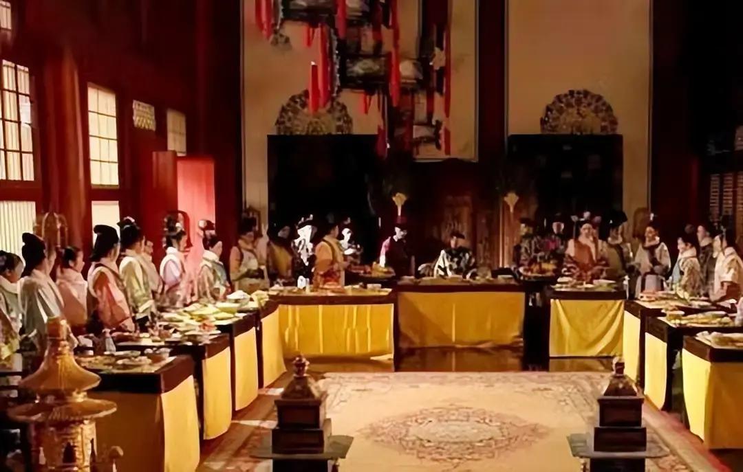 康熙年间，一日，康熙帝在御花园游玩，偶然间望向辛者库，恰巧看见了一位年轻漂亮、活泼可爱的女子再辛者库玩耍，这一幕，康熙深感治愈。
 
当晚，这位女子就被抬到了龙床上，被康熙帝宠幸。
 
万琉哈氏躺在榻上，睁着眼看帐顶。天还没亮透，太监进来低声说：“姑娘，该回了。”她坐起身，自己把衣裳系好。临走前回头