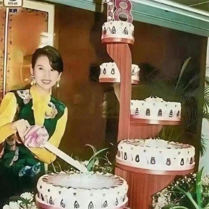 1991年，刘銮雄在丽晶酒店大办蔡少芬18岁成人礼，摆了50桌宴席，还有五层蛋糕，这事轰动了全港。 ​