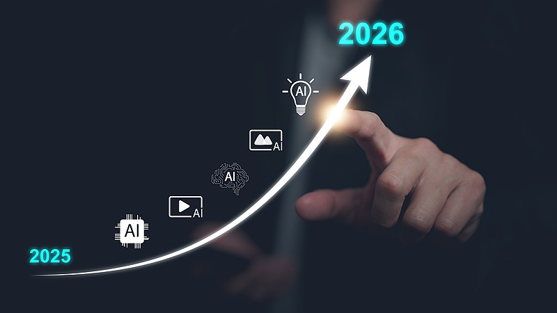 现在聊AI应用2026年的走向，其实不用扯那些虚头巴脑的技术黑话。
现在很多AI工具还停留在“套壳大模型改个网页”的阶段，收着几十块的月费，实际用起来还不如免费的ChatGPT网页版顺手。到2026年肯定是往“深扎垂直场景”走，比如现在很多装修AI只能生成效果图，到时