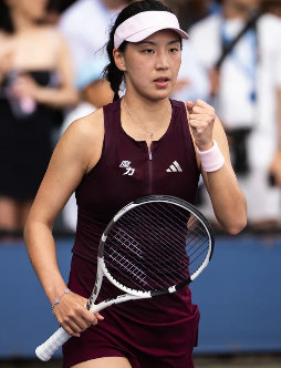 #王欣瑜美网开门红进账128万# 王欣瑜说“自己也在朝着对的方向一步一步前进”。经历低谷后状态回暖，这种胜利比奖金更有价值。本轮中国金花全部晋级，赛前所有的担忧都被她们用胜利翻了过去。 ​