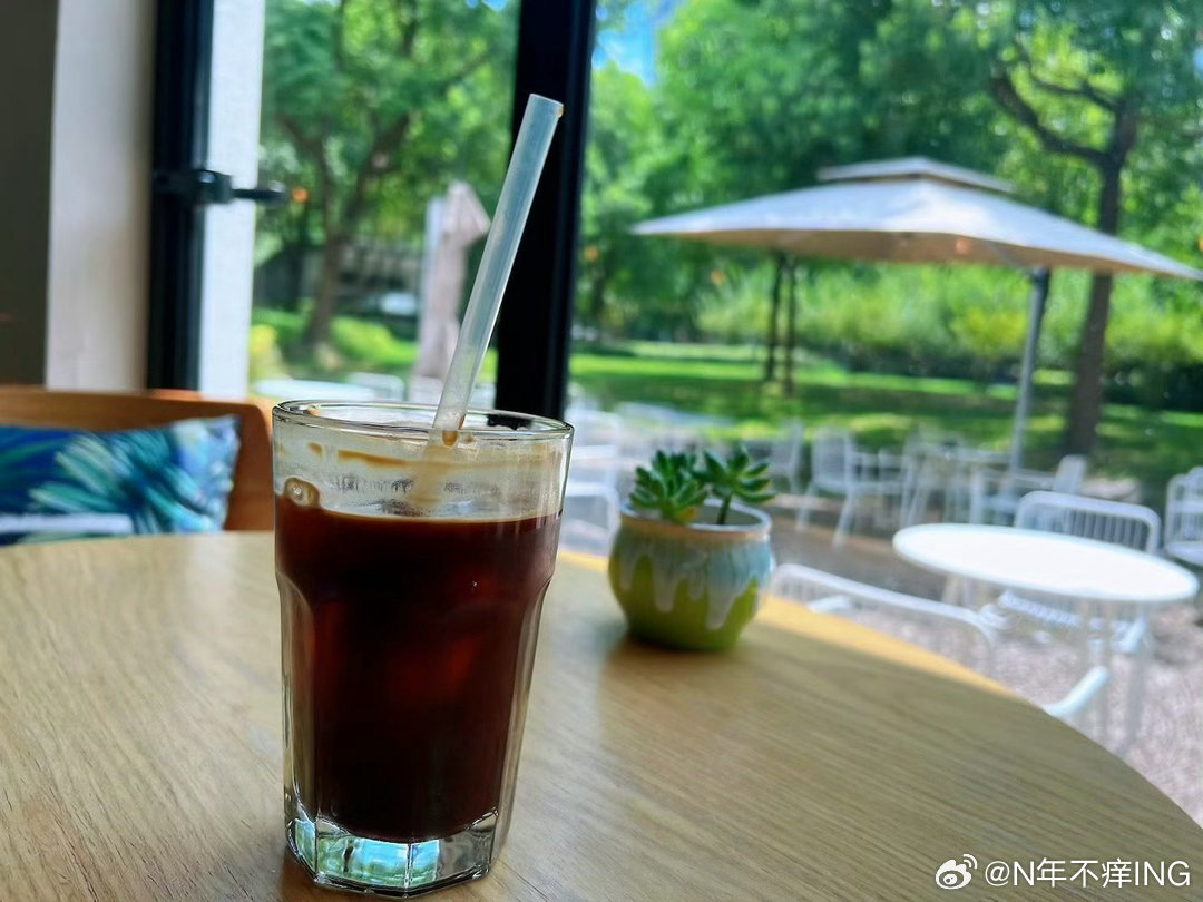 一周没进工地搬砖了，今天回来各种忙～中午实在不想跟同事吃饭，随便一个人吃点，找间偏僻的咖啡店坐坐，获取片刻安静☕️
P.S. 刚看了最近很火的《庄叔和小廖》，emm，怎么说呢，虽然第二集截止到今天只制作了5分钟，但不得不说AI剧很逼真[允悲] 可铁头又是咋回事[二哈] ​