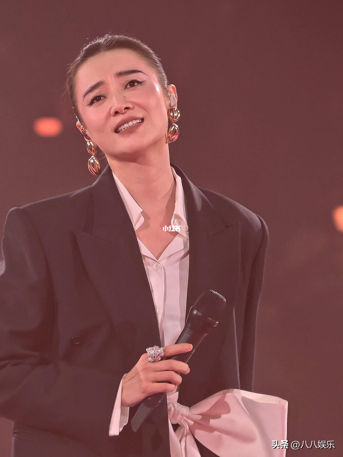 那英南京演唱会，宋佳惊喜上台合唱《梦醒了》！

谁能想到宋佳这么会唱歌！本来以为她只是演员，结果一开口直接惊艳。

人长得好看，嗓音还带着故事感，跟那英搭在一起合唱，和声特别好听。

现场氛围感直接拉满，这段同台真的太绝了，妥妥本场名场面！