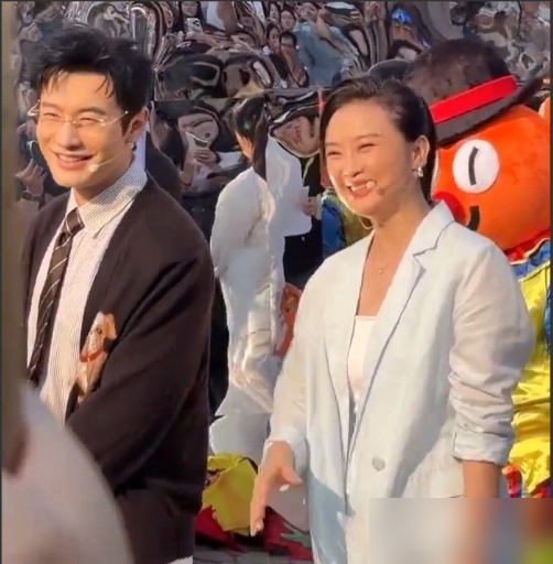 黄晓明看王艳那眼神，二十多年了还没变。
青岛这场活动，俩人往那一站，底下评论区直接炸了。都在喊天龙太子和凝香。
2002年的《无敌县令》，王艳演凝香，美得跟不食人间烟火似的，轻功点穴样样行。黄晓明演天龙太子，狂得没边儿，结果跟凝香一过招，当场看傻了，手都忘了出。
那会儿他还是个反派贵公子，不油