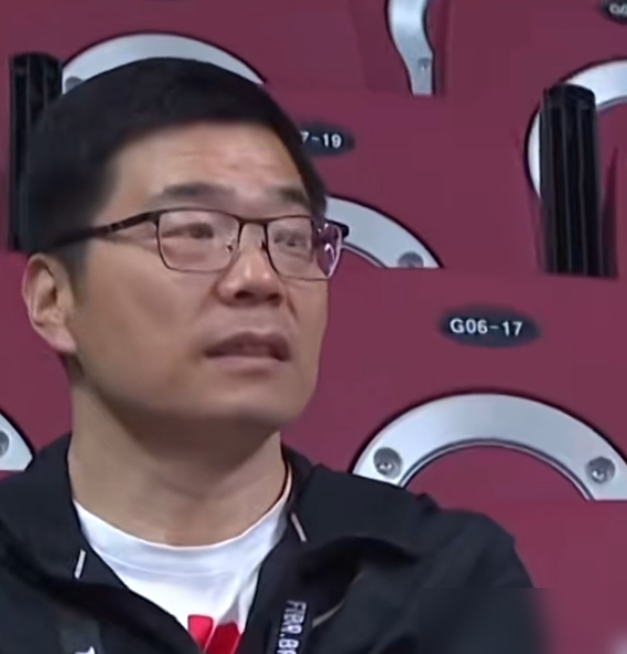 又被韩国队上了一课，半决赛干掉中国女篮后，决赛又把日本队给干趴了。
人家这次亚运会，一口气包揽了男篮、女篮、三人男篮三块金牌，创了历史。更狠的是，韩国女篮还是在国宝级中锋朴智秀缺阵的情况下，打赢的。
怎么赢的？就靠三个字：不要脸。
她们彻底放弃了跟我们拼身高的幻想，不跟你玩内线肉搏，就是全场紧
