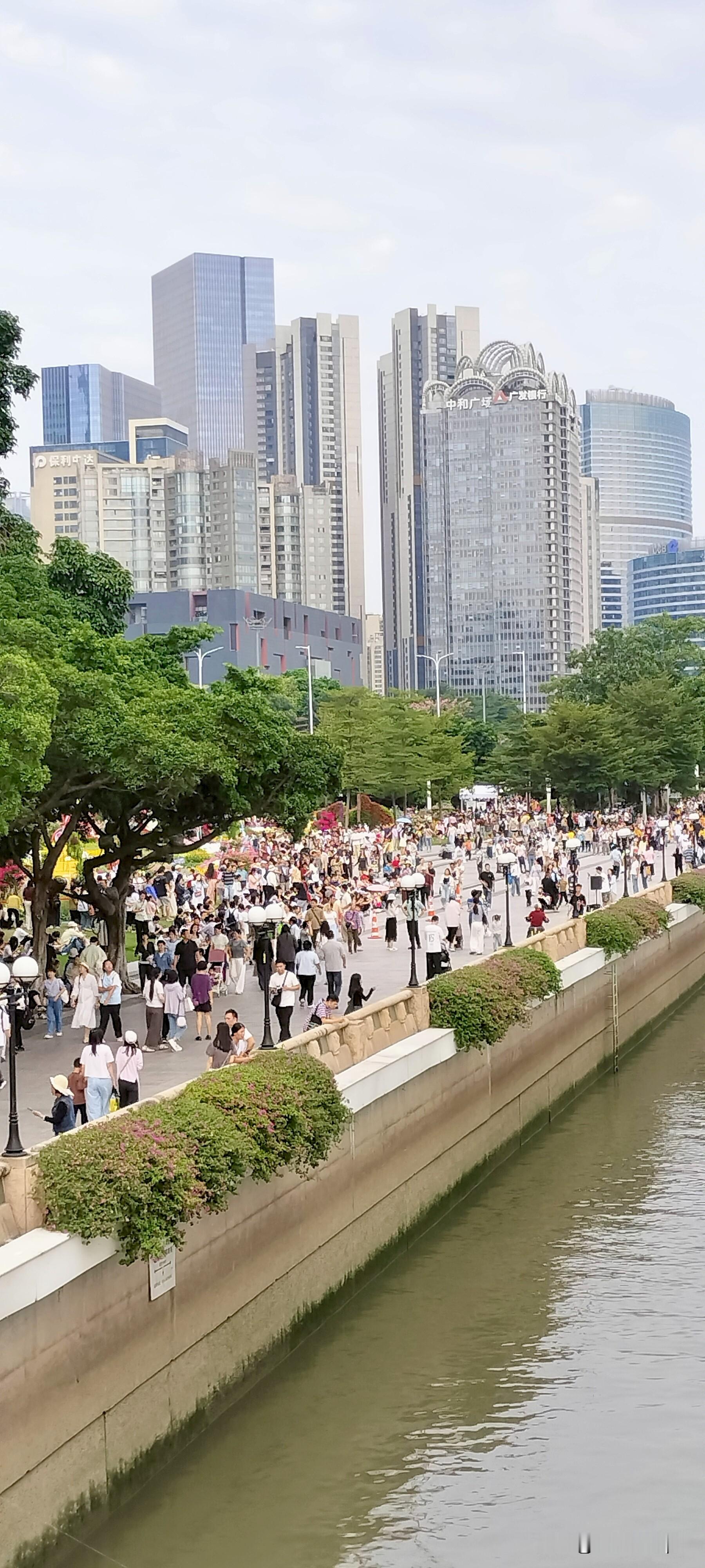 主场优势的广州向来被美誉为“花城”。一场园林博览会，花如海，人如潮...