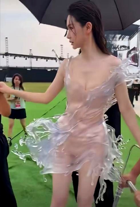 “这和裸奔有什么区别？”——戚薇身穿一件3D打印水花裙亮相武汉，全身透明，内嵌金属骨架，通体没有一针一线，重达16公斤，里面打底的轮廓清晰可见。
 

现场最魔幻的不是这条裙子有多透，而是她压根就走不了道。
 

武汉那天草地上铺着地毯，别的女明星提着裙摆好歹能踩着高跟鞋迈步，戚薇直接被工作人员架在