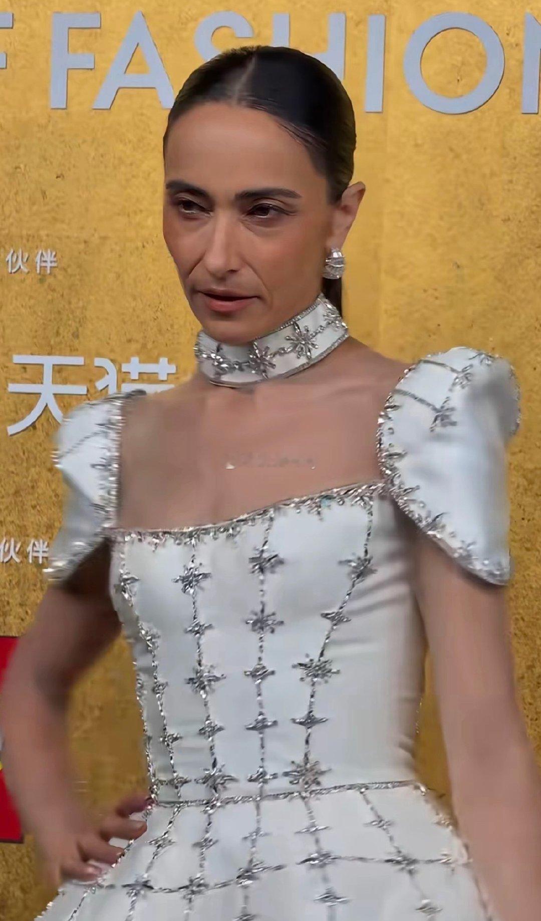 吴彦祖老婆Lisa也去了VOGUE，看着好自信。 ​