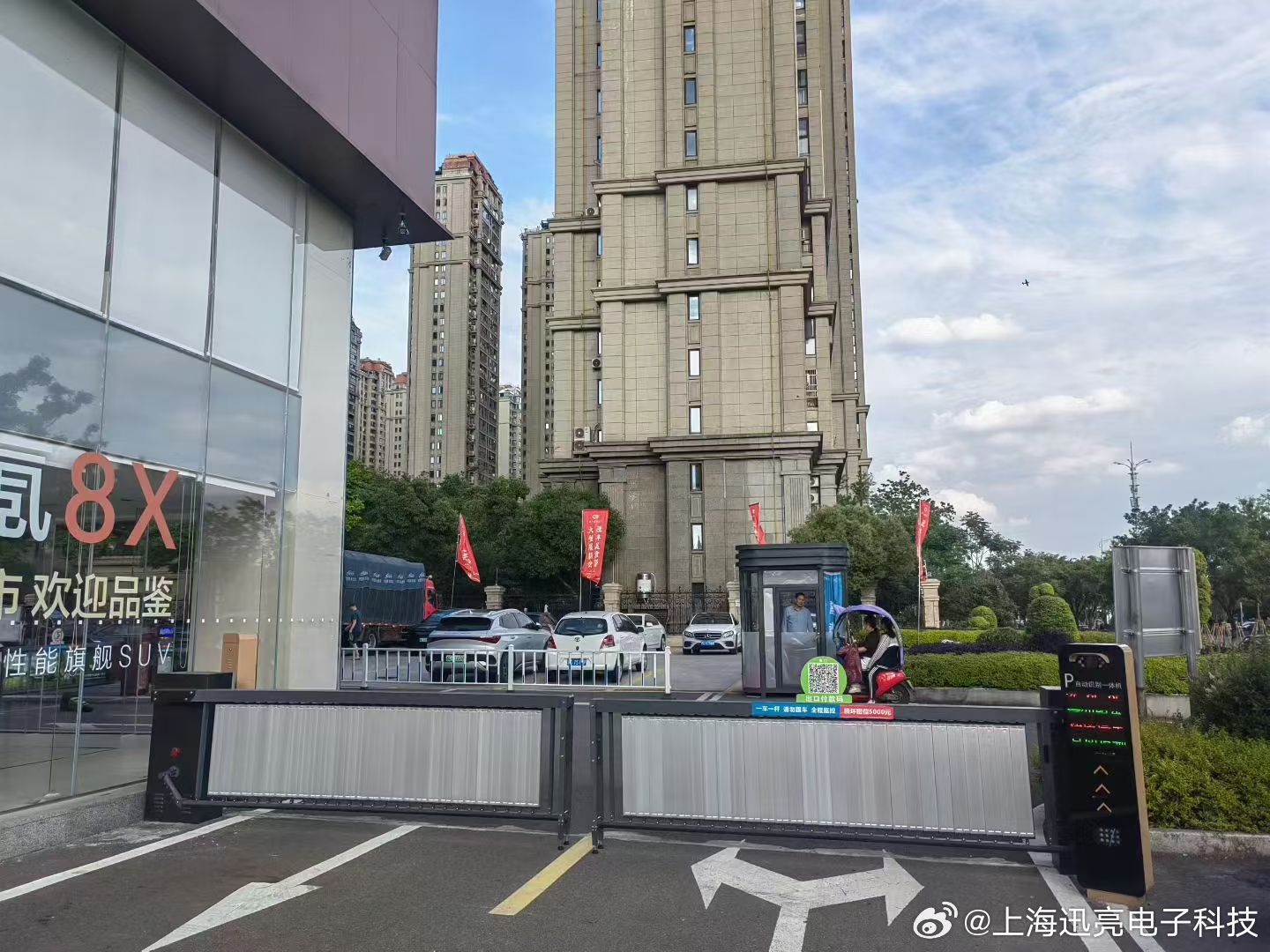 #上海车辆道闸厂家##车辆道闸安装维修##车辆道闸##车辆识别系统# 商圈车场定制广告道闸，高清车牌识别，外立面质感适配高端商业空间173.0183.3288 ​