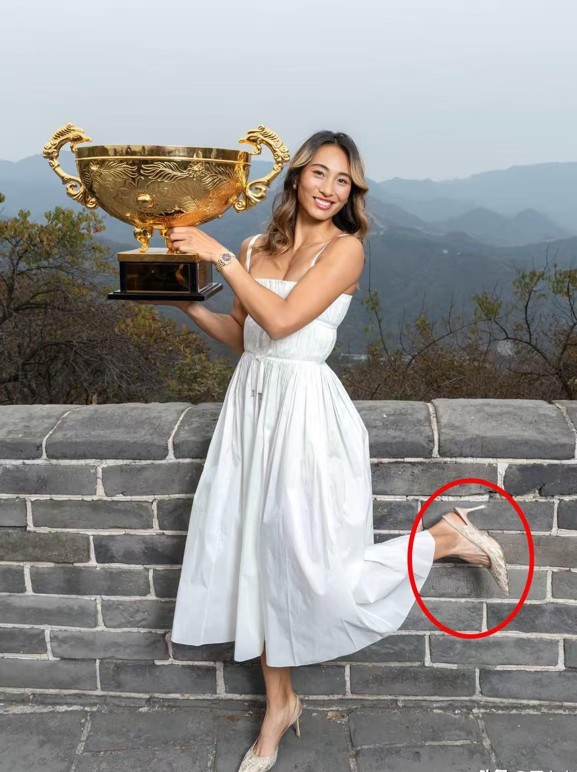 一年砸几十万培养孩子打网球的中产家庭并不少，可为什么偏偏只有郑钦文打出来了？
看看她脱掉袜子后那双脚就明白了，脚背和脚腕完全是两个色号，黑白分界线比画出来的还齐整
很多人一聊起网球，第一反应就是烧钱。
这确实是事实，请外教、满世界飞去打积分赛、请康复师，入门级一年几十万就跟泼水一样。
郑钦文