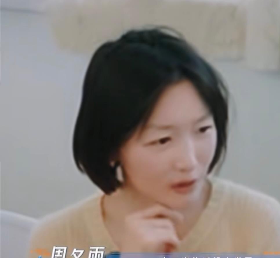周冬雨12岁那年，父亲走了，母亲一个人把她拉扯大。她后来提起这段，只说：“万事万物都有好坏两面，坦然接受，活在当下。”
年纪轻轻就拿了奖，戏一部接一部，资源不缺。可伴随而来的，是不少没来由的非议和骂声。说她运气好，说有人捧，什么话都有。
但看过她电影的人心里有数，几部戏里的表演，观众和奖项都认。
欲