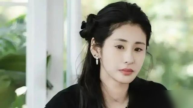 孩子生了，爹妈没结婚，几年过去愣是没撕过一次。
华晨宇这边，刚官宣南京连开六场，舞台9000平巨幕，新歌卡着点要首唱。张碧晨那边，录综艺、跑音乐节，该唱歌唱歌，该营业营业。两人像约好了似的，谁也没拿孩子当流量密码。
再看细节：日常抚养女方主导，男方出钱，定期探望。不晒娃，不卖惨，不互相内涵。对比