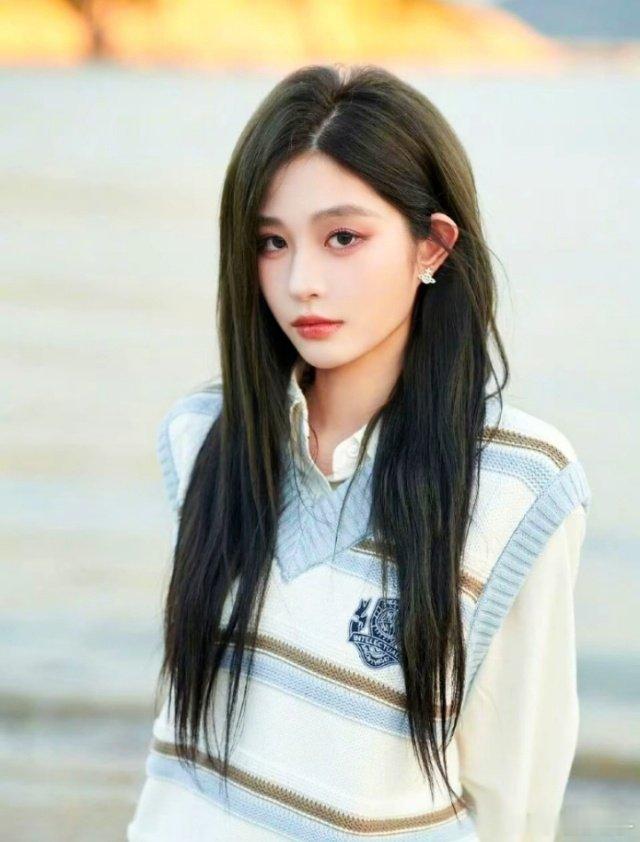 #一个优雅的挑水人[超话]# 🌸#王奕全能ACE# ❤️#向全世界安利王奕# 

“乍然春风起，吹得漫山樱花遍地。好景，却无半分及你。”

​