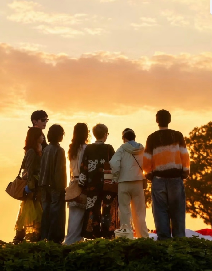 真正意义上的纯陌生人
《花儿与少年8》这一季模式收获不少好评，终于回归早期花少从零开启旅途的原生感。
 
本季最大亮点就是全员近乎陌生人。七位互相并不熟悉的嘉宾，一同远赴南美，开启二十多天的集体旅行。没有老友抱团，不存在提前形成的小圈子，所有的熟悉、信任与默契，