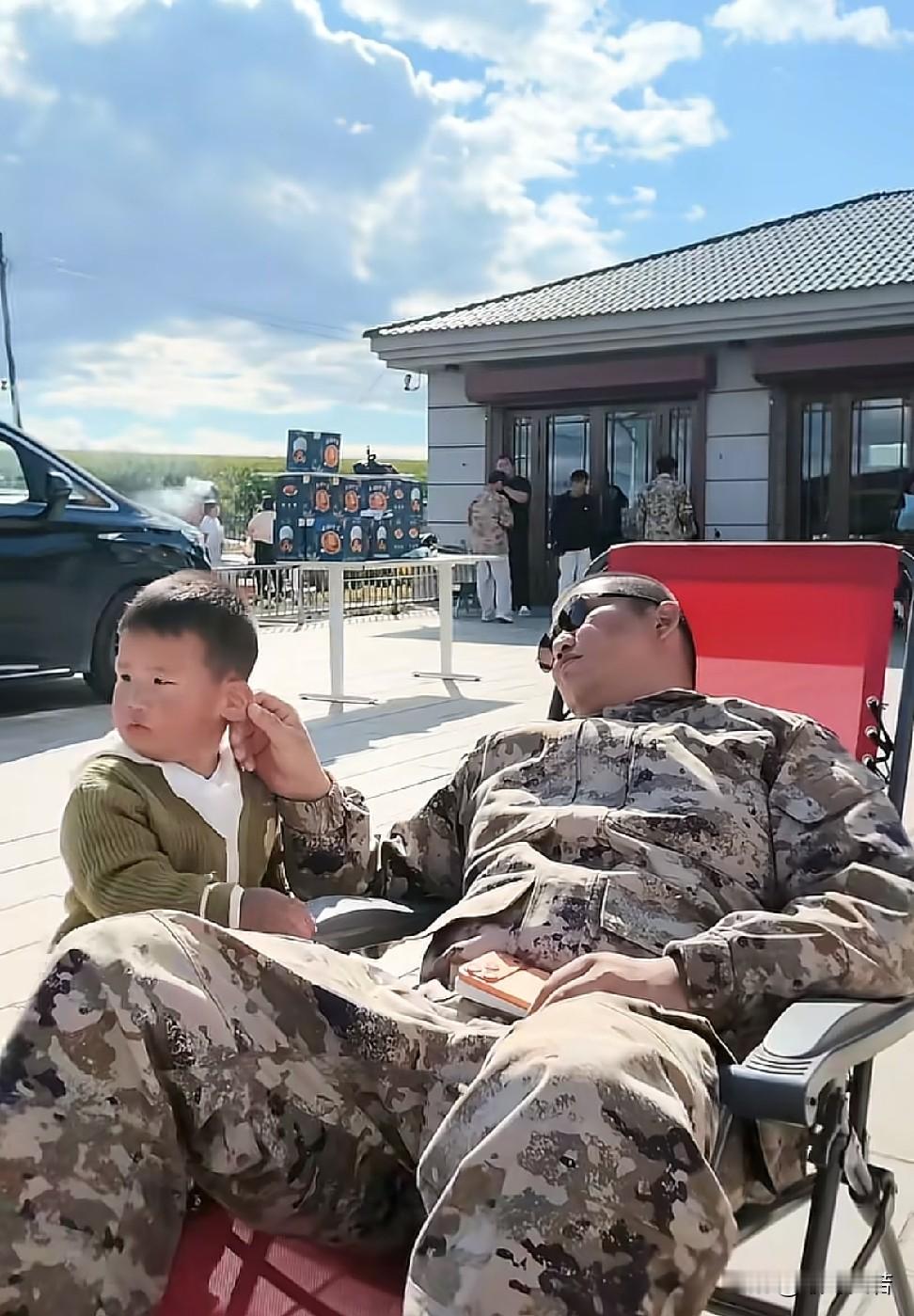 因小儿子“座山雕”成了流量王，驴姐翅膀也硬了。
都说这次在驴家大院直播的网红主播中，收获最大的当属驴姐一家，一个月以来，她借着天时地利，不但赚的盆满钵满，并且还有意外收获，喜欢和舅舅二驴的互动的小儿子也成了网红，在大院热度仅次于舅舅和妈妈和姥爷。

都说这孩子天生就是为互联网生的，太像舅舅了。驴姐带