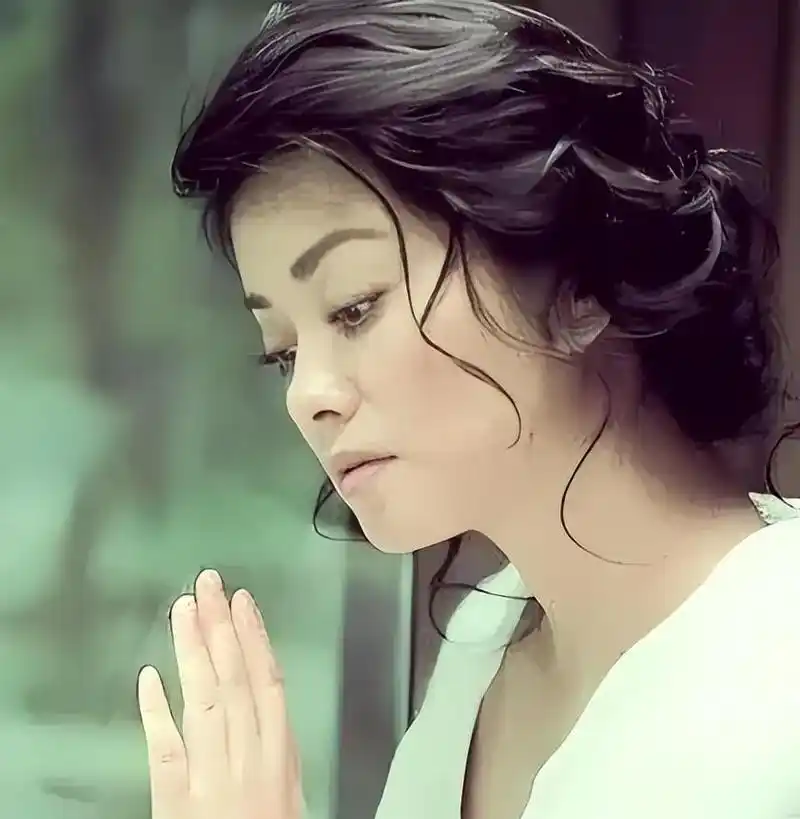 穷人家的孩子，最懂什么叫“手足”！毛阿敏成名之后，干的第一件事，就是给两个哥哥在上海各买了一套房。

对很多人来说，这可能只是明星家庭的一笔大开销，可放回她的成长经历里看，这两套房就不只是房子了，它牵着一家人早年的互相扶持，也牵着她后来对哥哥们的惦记。

毛阿敏1963年出生在上海，家里三个孩子，她
