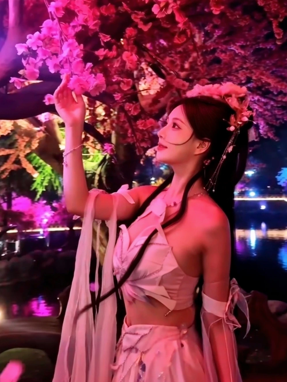 穿人鱼姬古装闯万岁山，被NPC问“你是仙侠奇境请来的吧”🧜‍♀️
在妆造店坐下