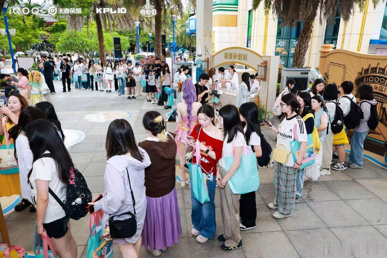 #iqoo[超话]##iQOO杯#
KPL总决赛今天在厦门落下帷幕了，今天还有同样很精彩的iQOO杯总决赛也是在厦门[打call][打call]
真的很羡慕厦门连续两天举办两场王者荣耀高规格总决赛，今晚的iQOO杯总决赛一定会很精彩吧～ ​​​