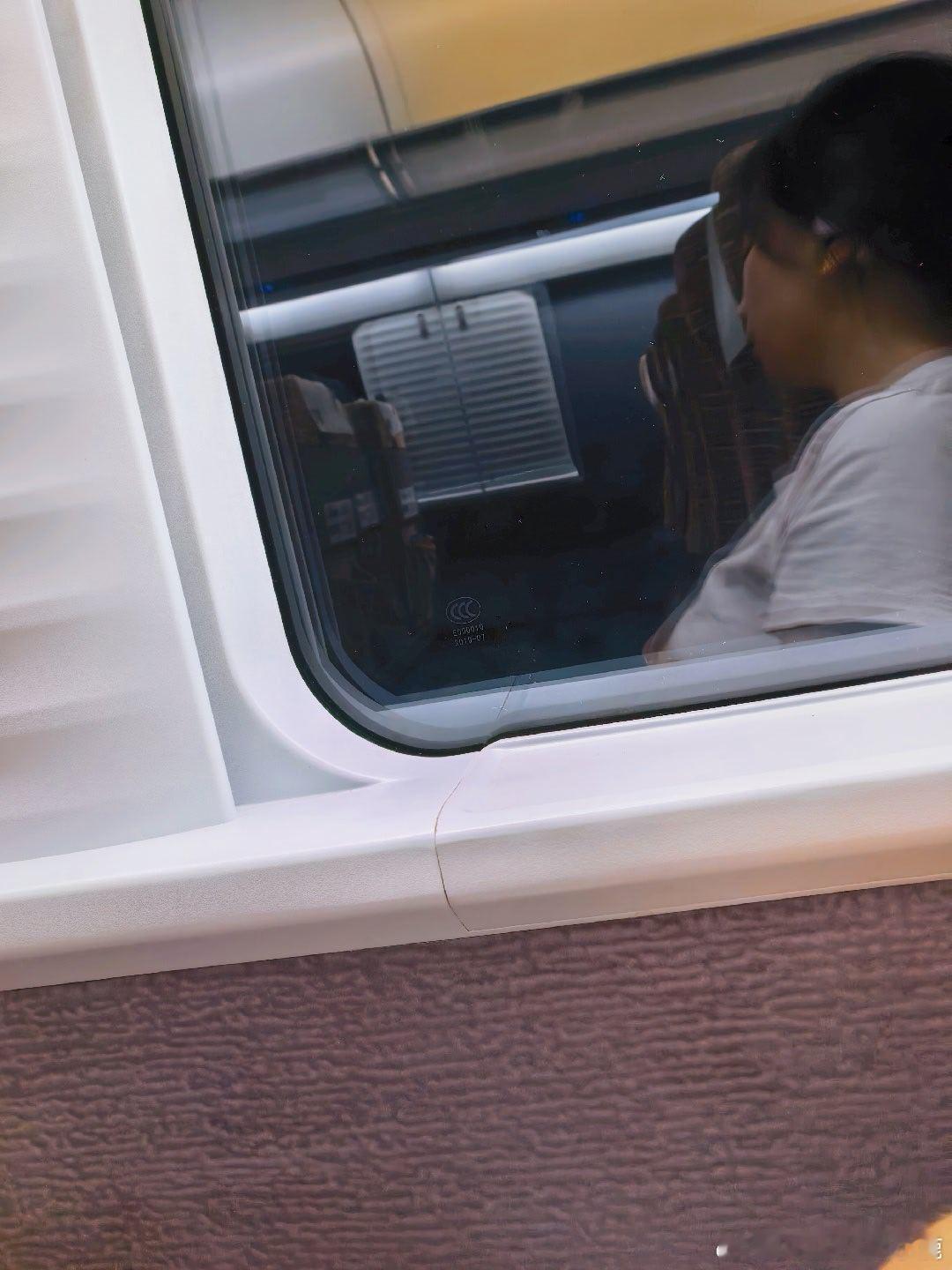 事情是这样的，我想请三天年假，但由于领导也请年假了，我就跟临时负责的同事说了，他说不用请年假，就偷偷歇两天，反正领导不在，有事他帮我顶着，然后我还挺高兴，就没有请假，结果来了一个只能我自己干了才放心的活，临时负责人又很忙，我就找另外一个同事帮我做，他倒是同意了，也尽心帮我了，不过 ​