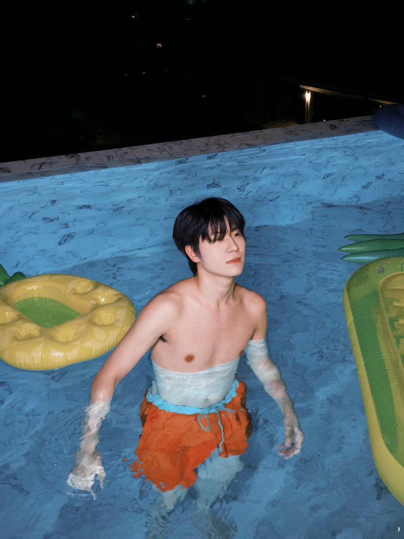 🏝️一个忧郁的男人出现了

#你好9月##你好同学##青春快乐岛# ​