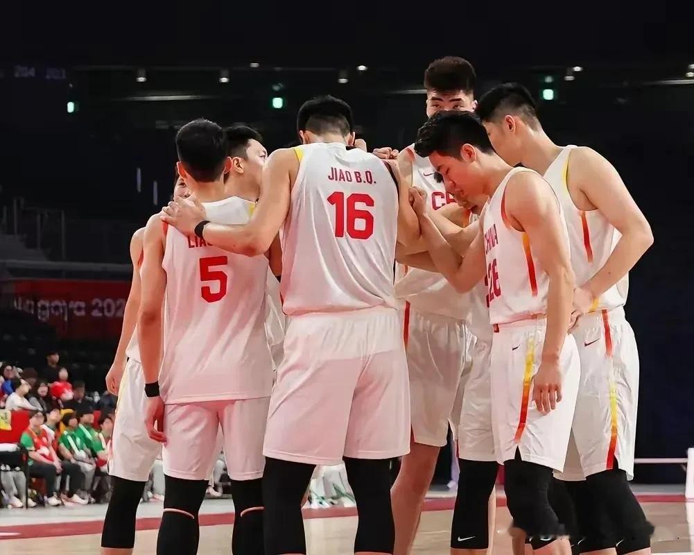 如果中国男篮重新换血，余嘉豪、赵嘉义、焦泊乔离队，周琦、张镇麟、徐昕补进来，这套阵容是不是立刻升级？

很多球迷第一反应肯定是“当然升级”，一个是内线大腿，一个是顶级锋线，一个是年轻长人，看着确实比原名单更有想象力。

可国家队选人从来不是简单做加减法。不是把名气更大的球员放进去，球队就自动变强；