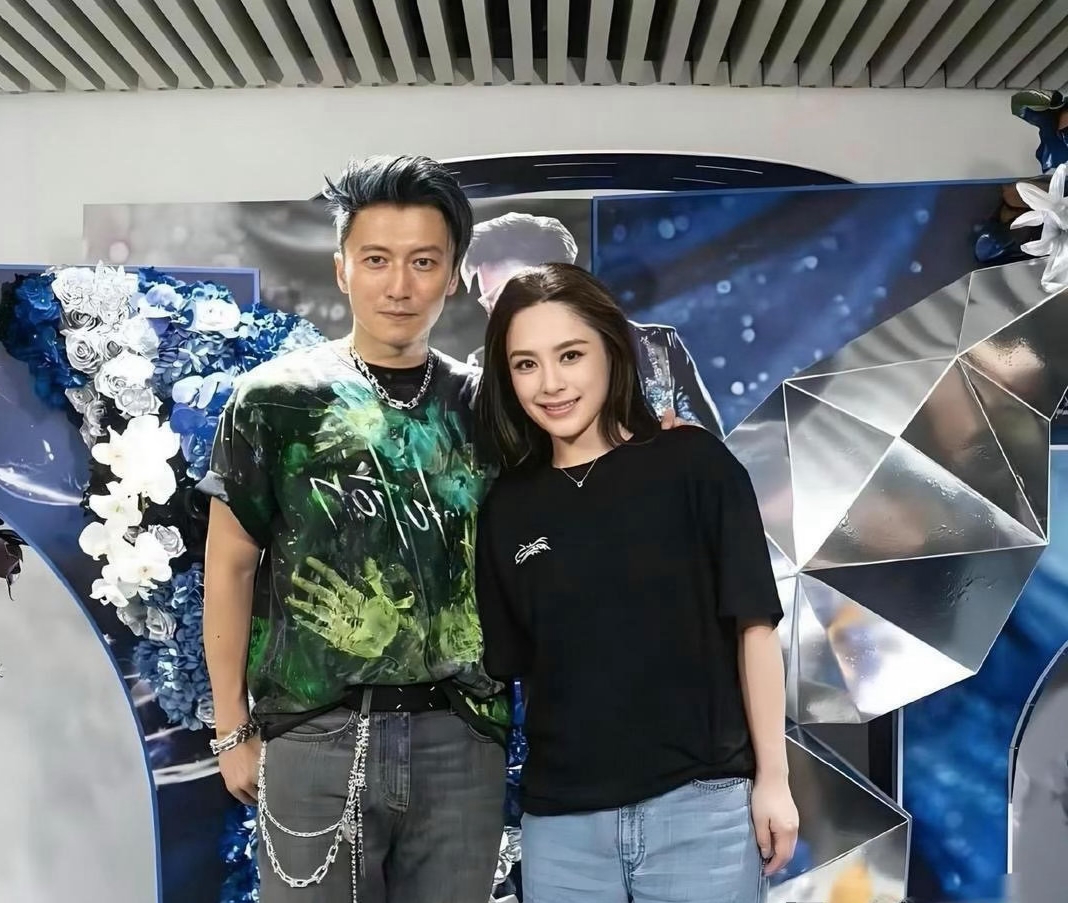 同样卷入当年风波，为什么谢霆锋不介意和阿娇同台合影？
 
很多人不解，阿娇和张柏芝都经历过那件事，可谢霆锋面对两人态度不一样。其实他们同属一家公司，共事二十多年，是一路相伴的同事，早已像兄妹一般。
 
在谢霆锋眼里，阿娇是曾经并肩打拼的老朋友，当年的事有复杂的背景，他分得清事件本身和多年的情谊。成年