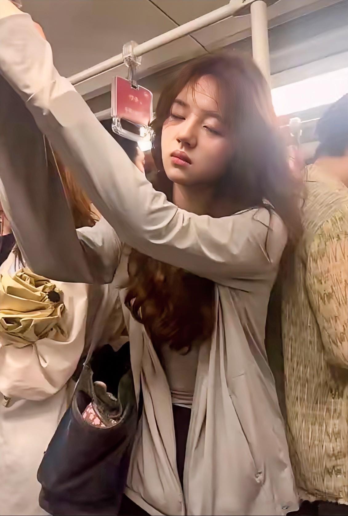 地铁慢悠悠晃着光，抬眼撞见个漂亮小姐姐，连空气都跟着轻下来啦~